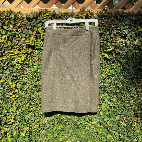 Olive green wool skirt, medium - Picture 1 of 5